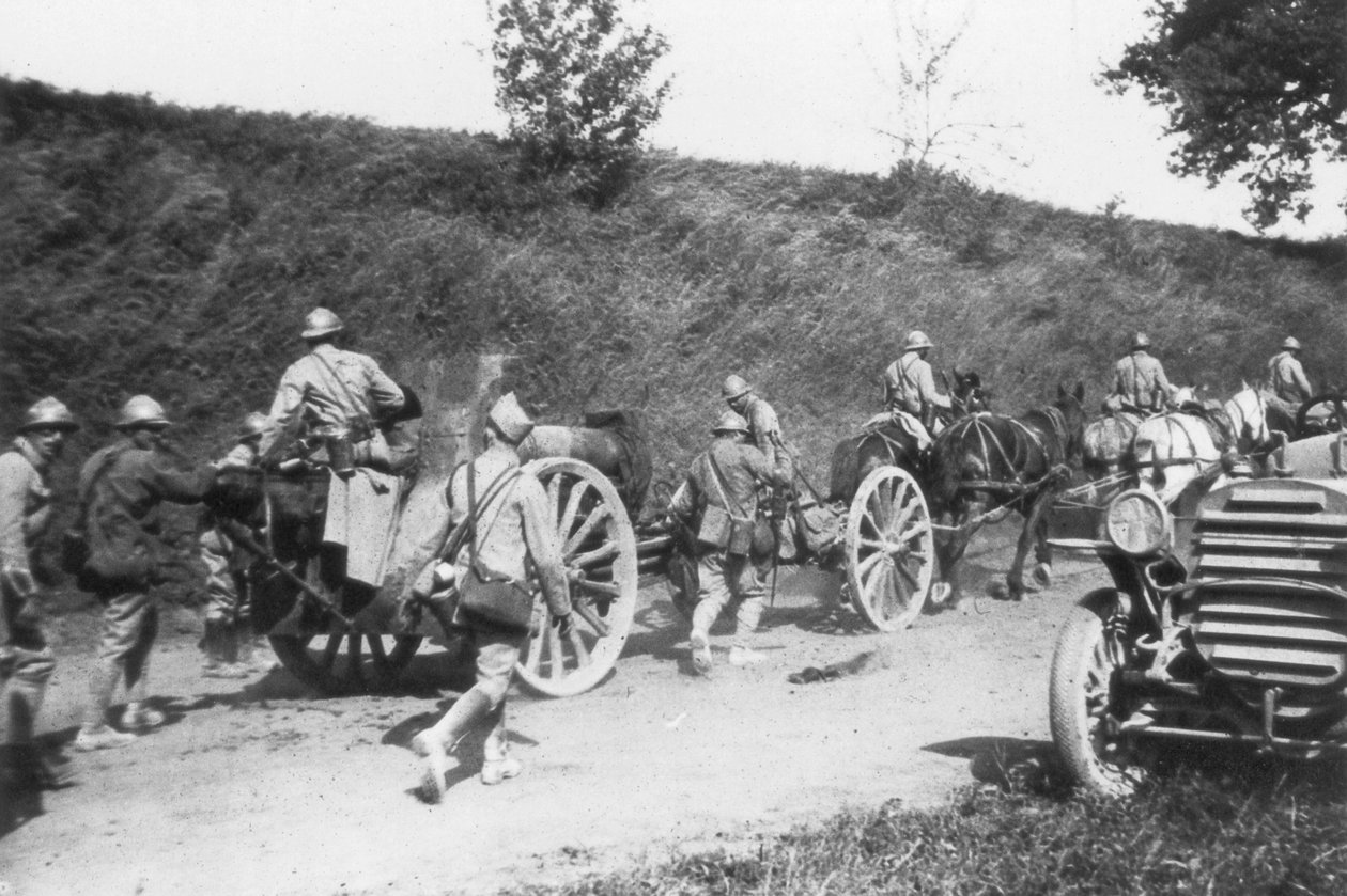 Fransız topçu bataryası hareket halinde, Chemin des Dames, Fransa, 1918 by Unbekannt