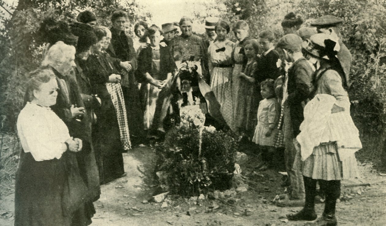 Bir askerin mezarındaki Fransız siviller, 1914, c1920. by Unbekannt
