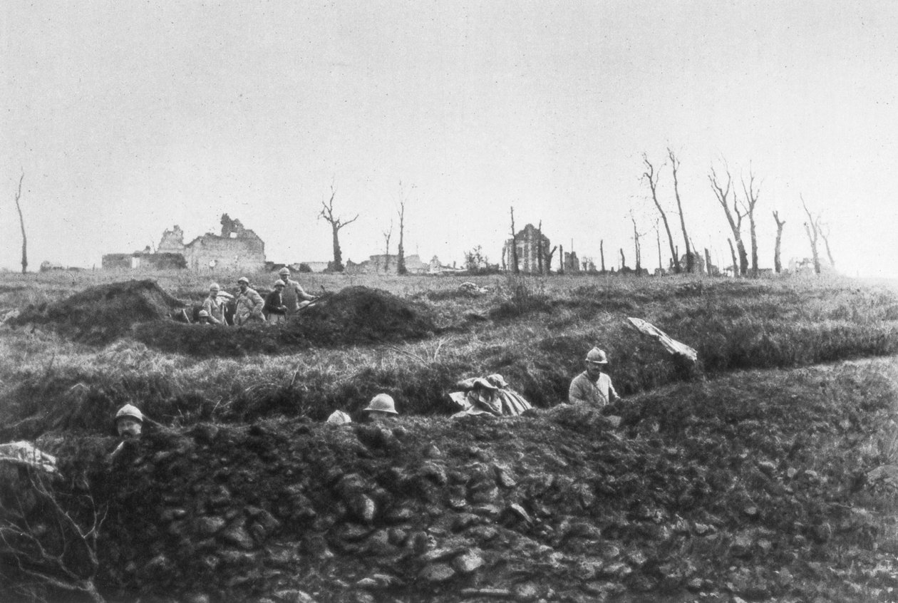 Fransız piyade harap bir çiftliğin önünde yedek mevziler kuruyor, Picardy, Fransa, 1918 by Unbekannt
