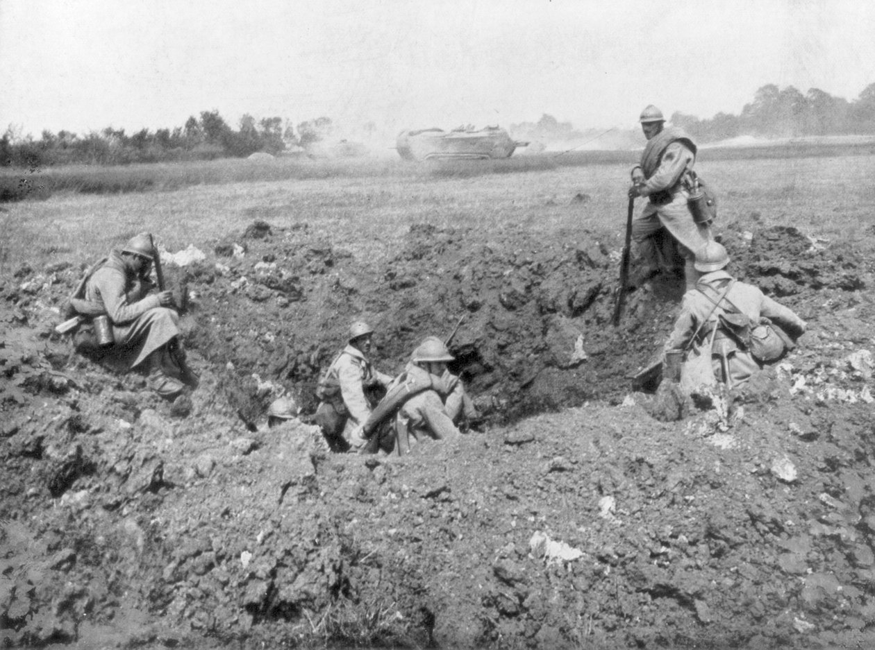 Bir mermi deliğinde dinlenen Fransız piyade, Chemin des Dames, Fransa, 11 Haziran 1918 by Unbekannt