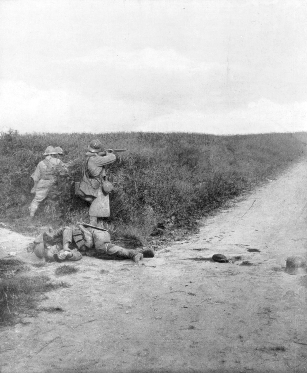 Bir yolu süpüren Fransız makineli tüfekçiler, Courcelles, Montdidier