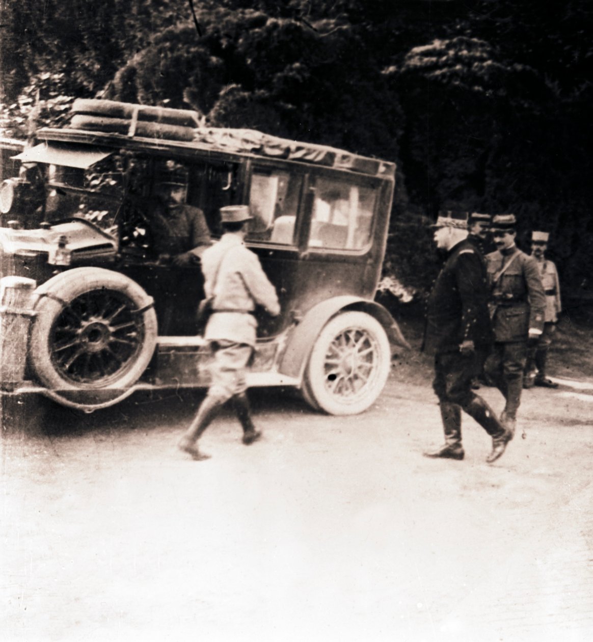 Fransız subaylar ve araç, c1914-c1918. by Unbekannt