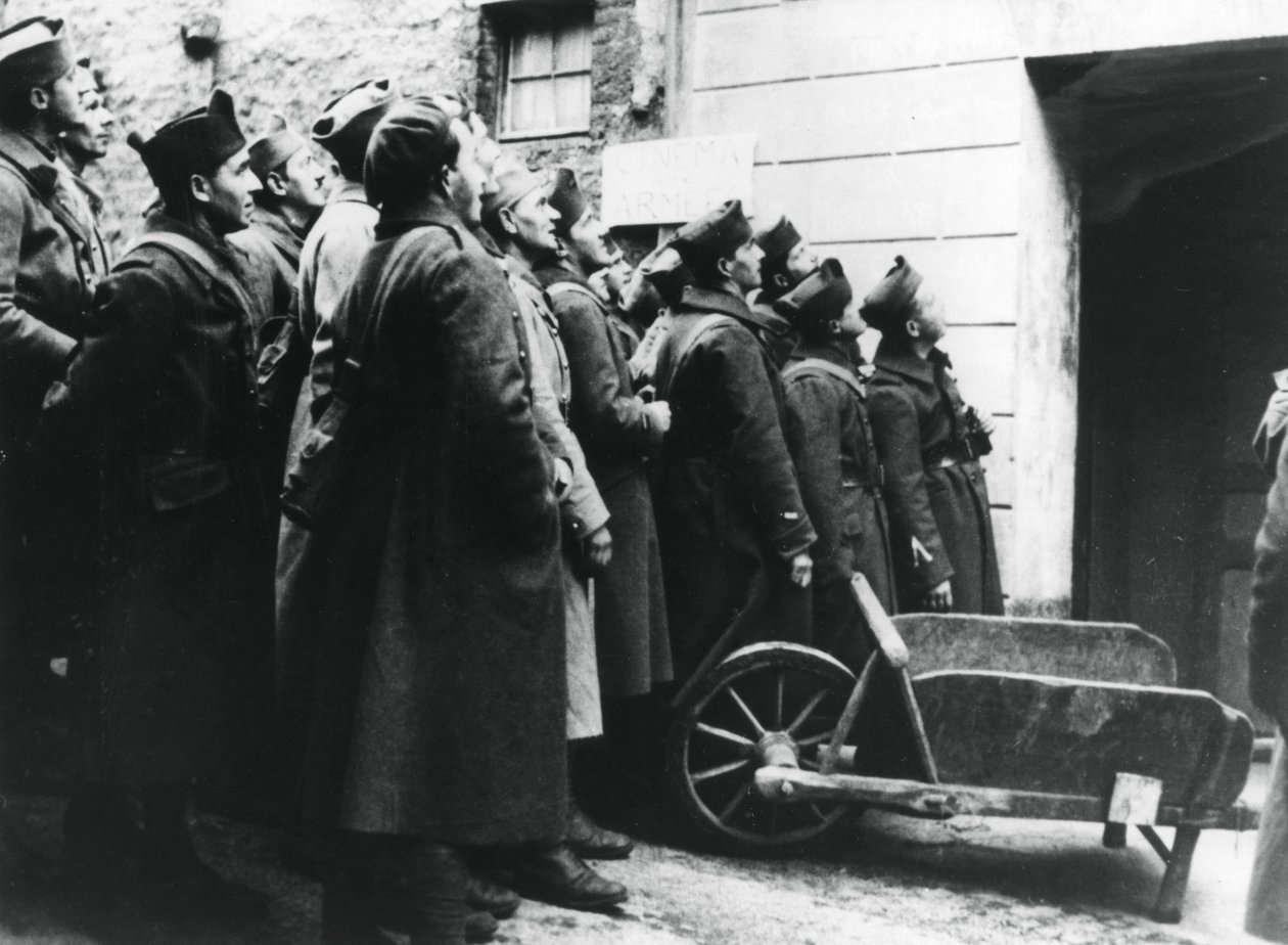 Fransız askerleri bir ordu sinemasında, Fransa, 1940 by Unbekannt