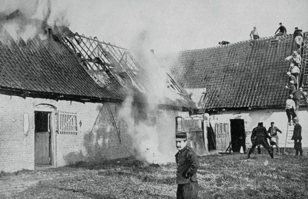 Fransız askerleri, Alman yangın bombalarının başlattığı bir yangınla mücadele ediyor, Artois, I. Dünya Savaşı, 1915 by Unbekannt