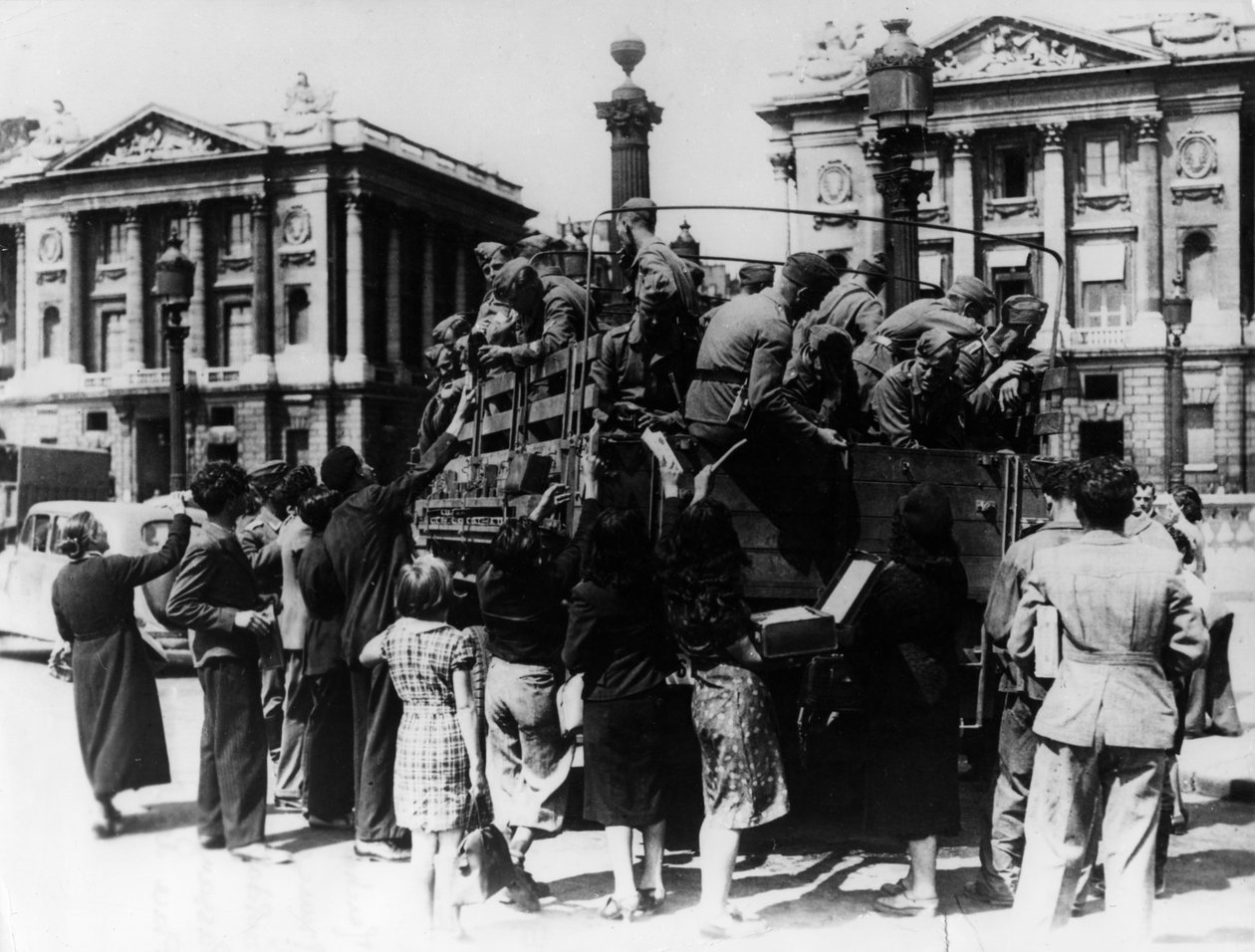 Bir kamyon dolusu Alman askerine hediyelik eşya sunan Fransız sokak satıcıları, Paris, 27 Temmuz 1940 by Unbekannt