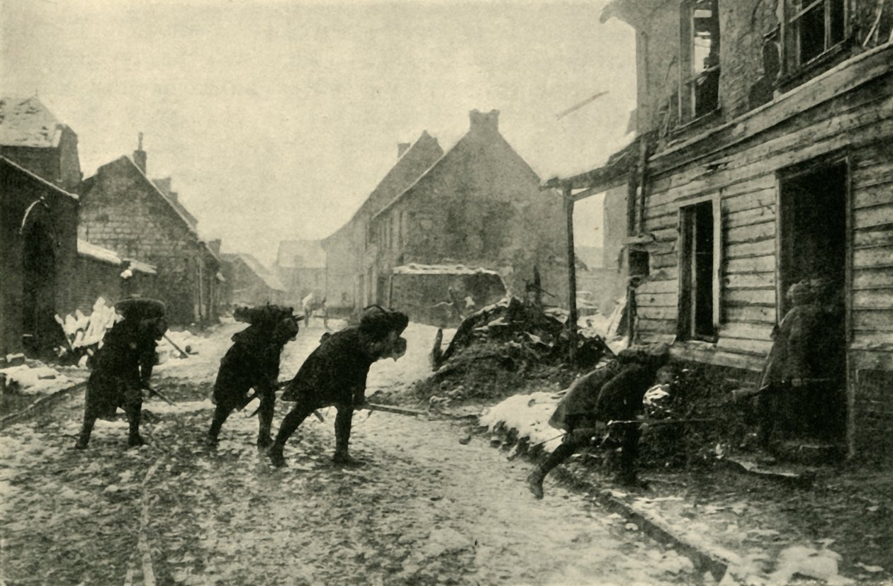 Fransız birlikleri, Alman ateşi altında bir köy caddesini geçerken, Birinci Dünya Savaşı, 1914-1915, c1920. by Unbekannt