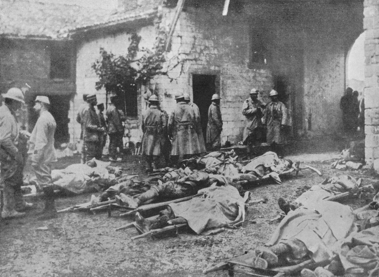 Fransız yaralıları, hatların gerisindeki bir çiftliğe yapılan saldırı sırasında kaldırılıyor, 1915 by Unbekannt