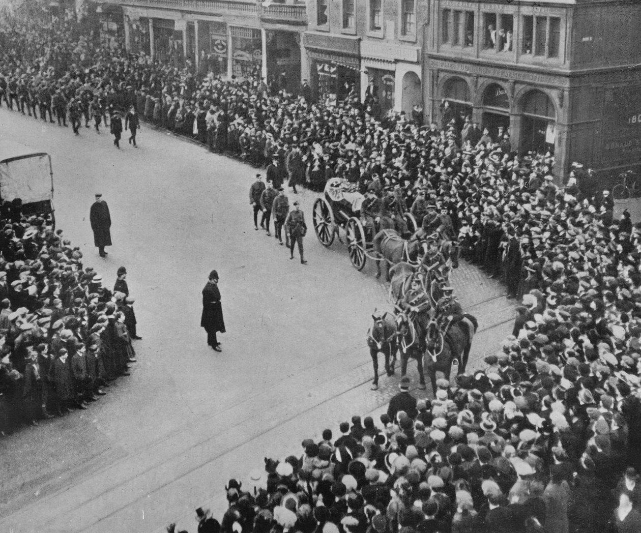 Blucher kaptanının tam askeri onurla cenaze töreni, 1915. by Unbekannt
