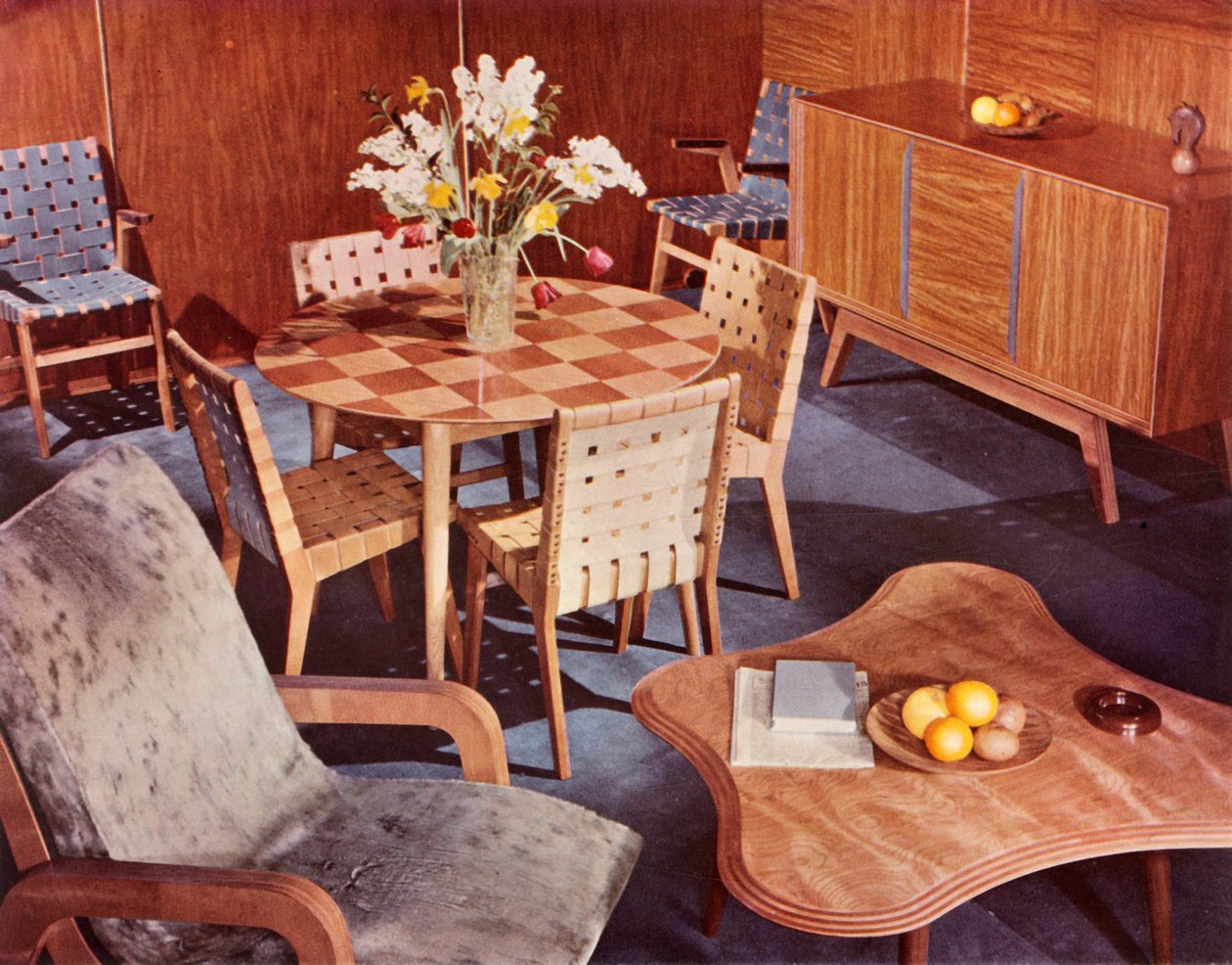 Mobilya Neil Morris tarafından tasarlanmış ve H. Morris & Co. Ltd., 1949 tarafından yapılmıştır. by Unbekannt