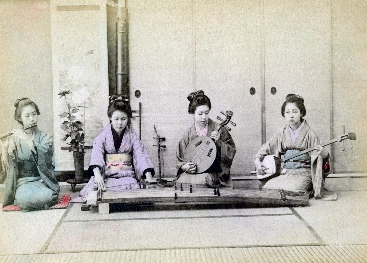 Geleneksel müzik aletleri çalan geyşa, Japonya, 1880 by Unbekannt