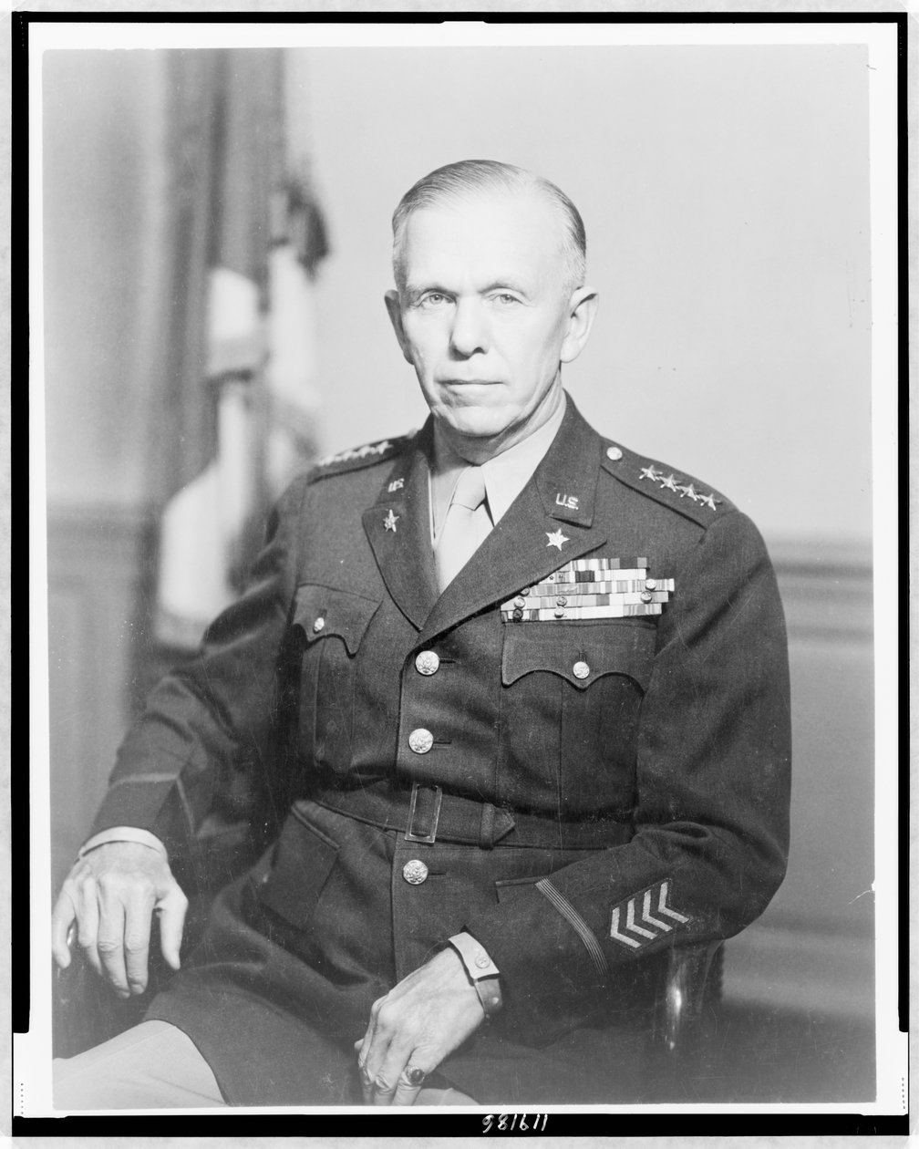 General George Catlett Marshall, yarım boy portre, oturmuş, yüzü hafifçe sola dönük, üniformalı, 1944 dolayları (s/b fotoğraf) by Unbekannt