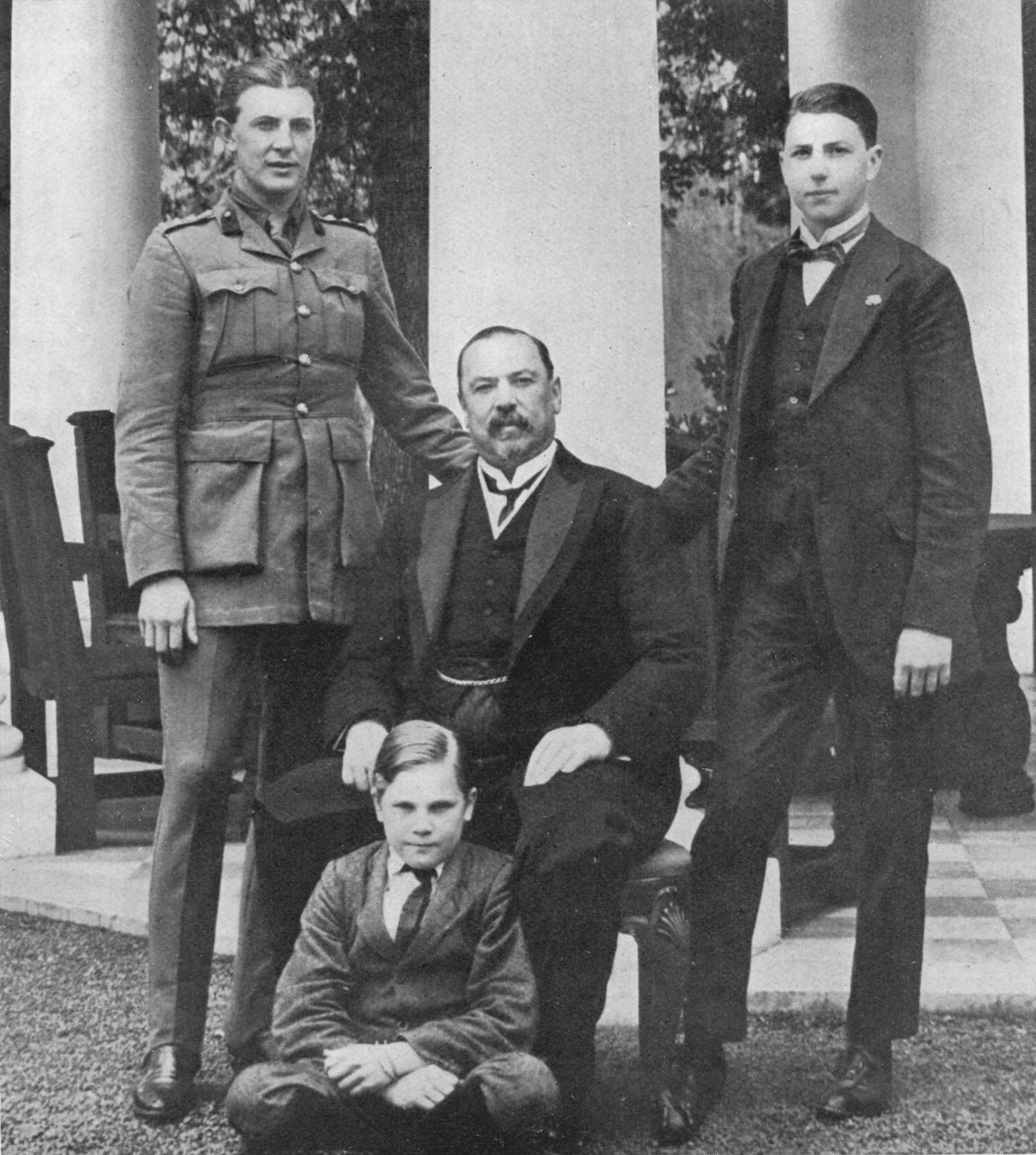 General Botha ve üç oğlu, 1914 by Unbekannt