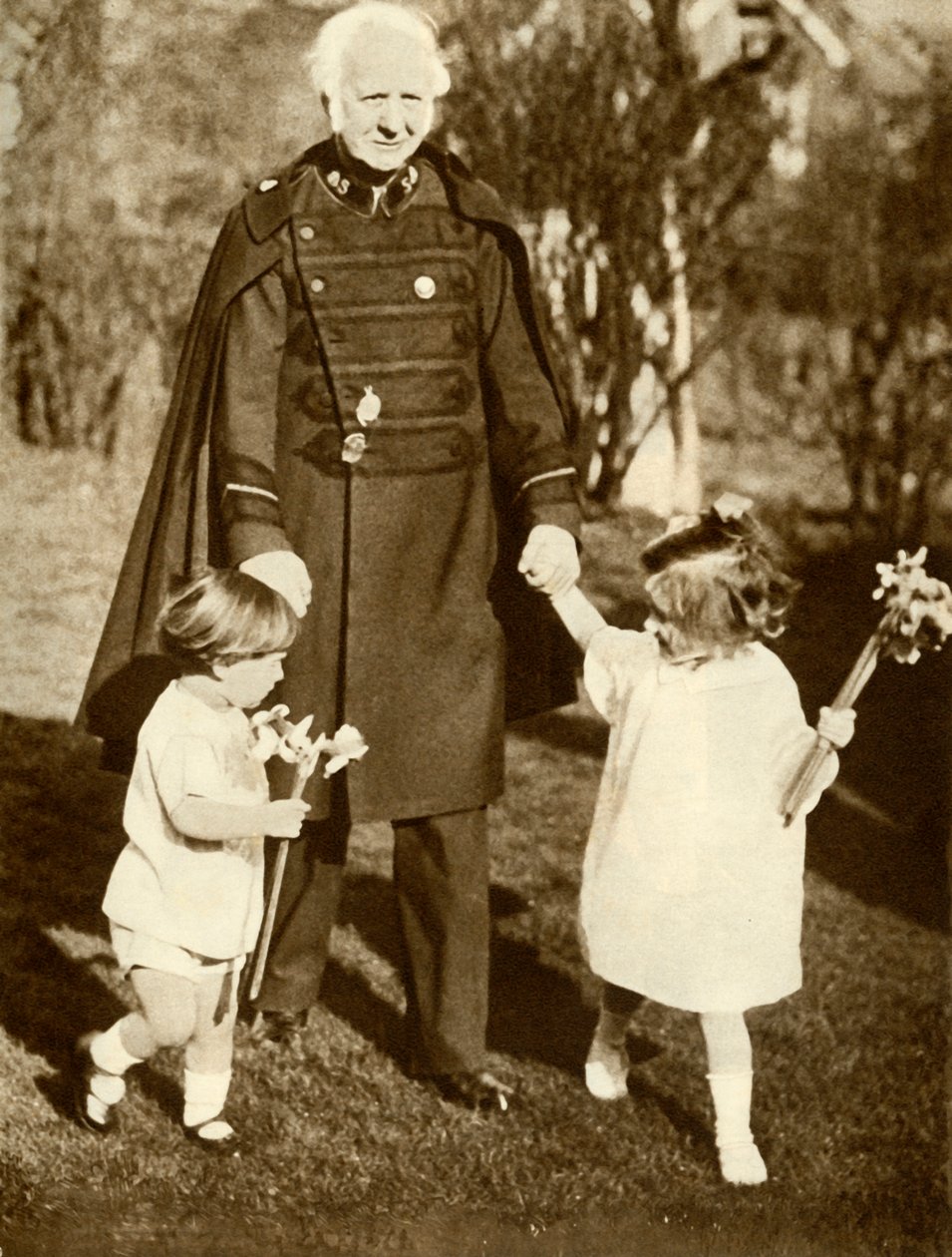 General Bramwell Booth, iki torunuyla birlikte, 1929, 1935. by Unbekannt
