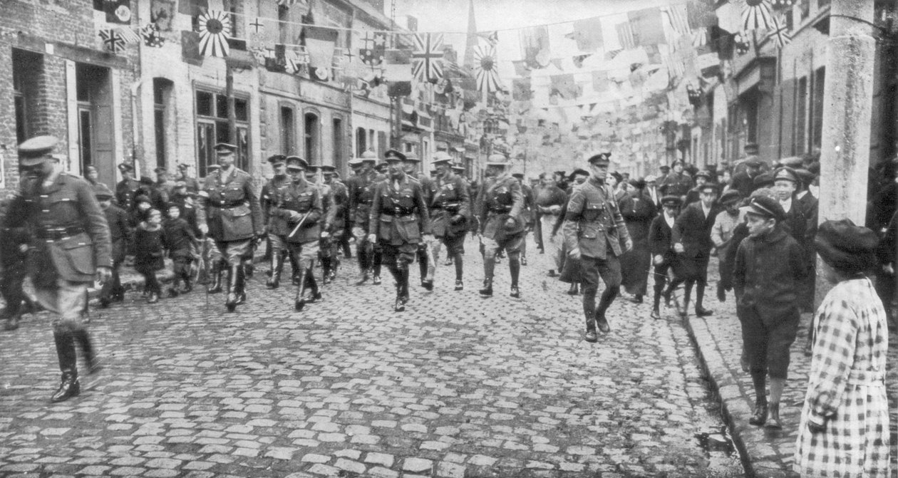 General Currie ve Kanada birlikleri kurtarılmış bir kasabada yürüyor, 27 Ekim 1918 by Unbekannt