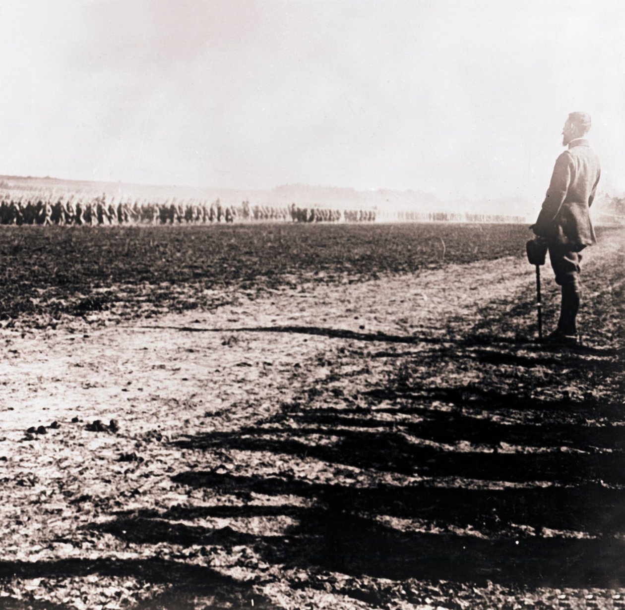 General Henri Gouraud birliklerin sahasını inceliyor, c1914-c1918. by Unbekannt