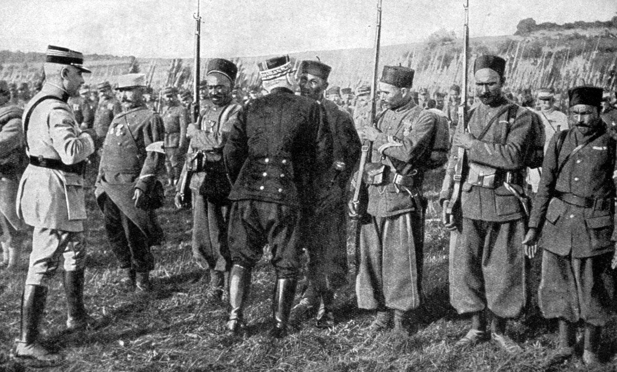General Joseph Joffre madalyaları dağıtırken, Alsace, Fransa, 1915 by Unbekannt