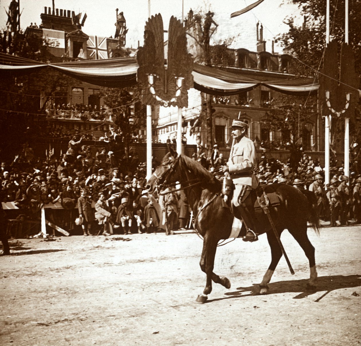 General Toulorge zafer geçit töreninde, Paris, Fransa, c1918-c1919 by Unbekannt