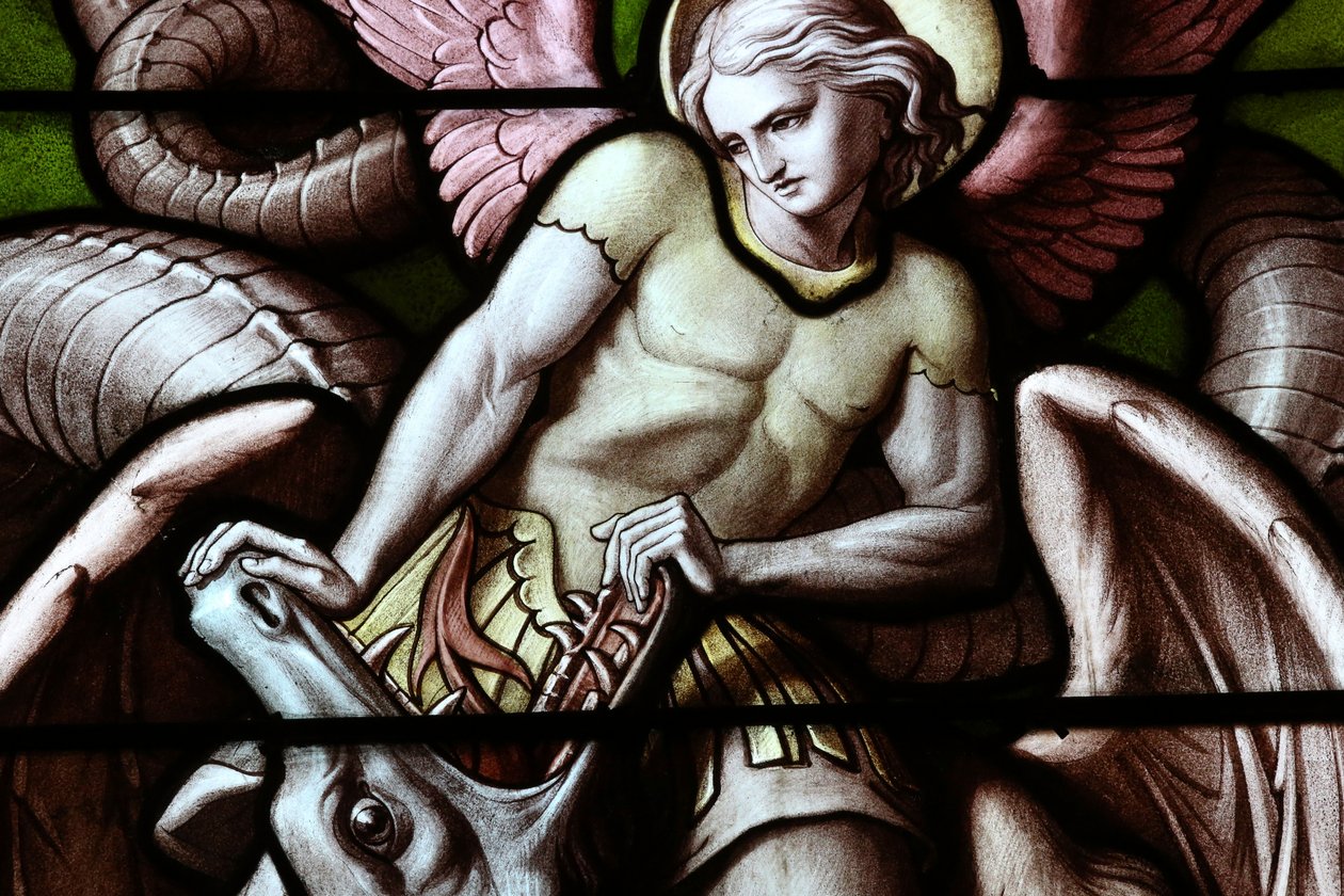 Cenevre, Cenevre, İsviçre, le 5/7/2015 - Cenevre Notre-Dame Bazilikası. Vitray pencere. Melek, Şeytan