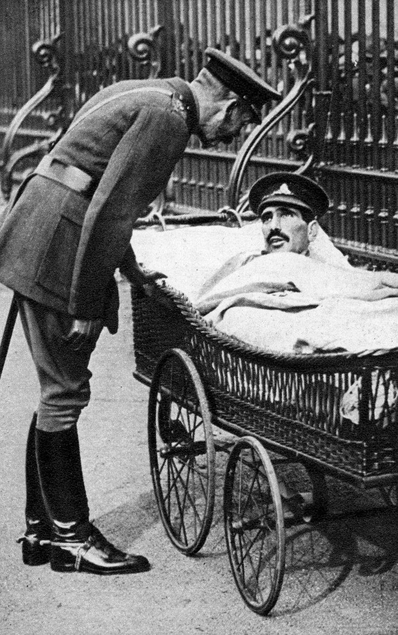 Yaralı bir askerle George V, 7. Tabur Sherwood Foresters, Mart 1918 by Unbekannt