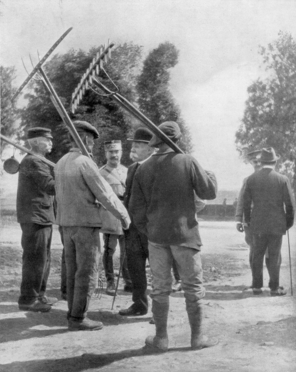 Georges Clemenceau cephenin yakınında çiftçilerle konuşuyor, Chemin des Dames, Fransa, 1918 by Unbekannt