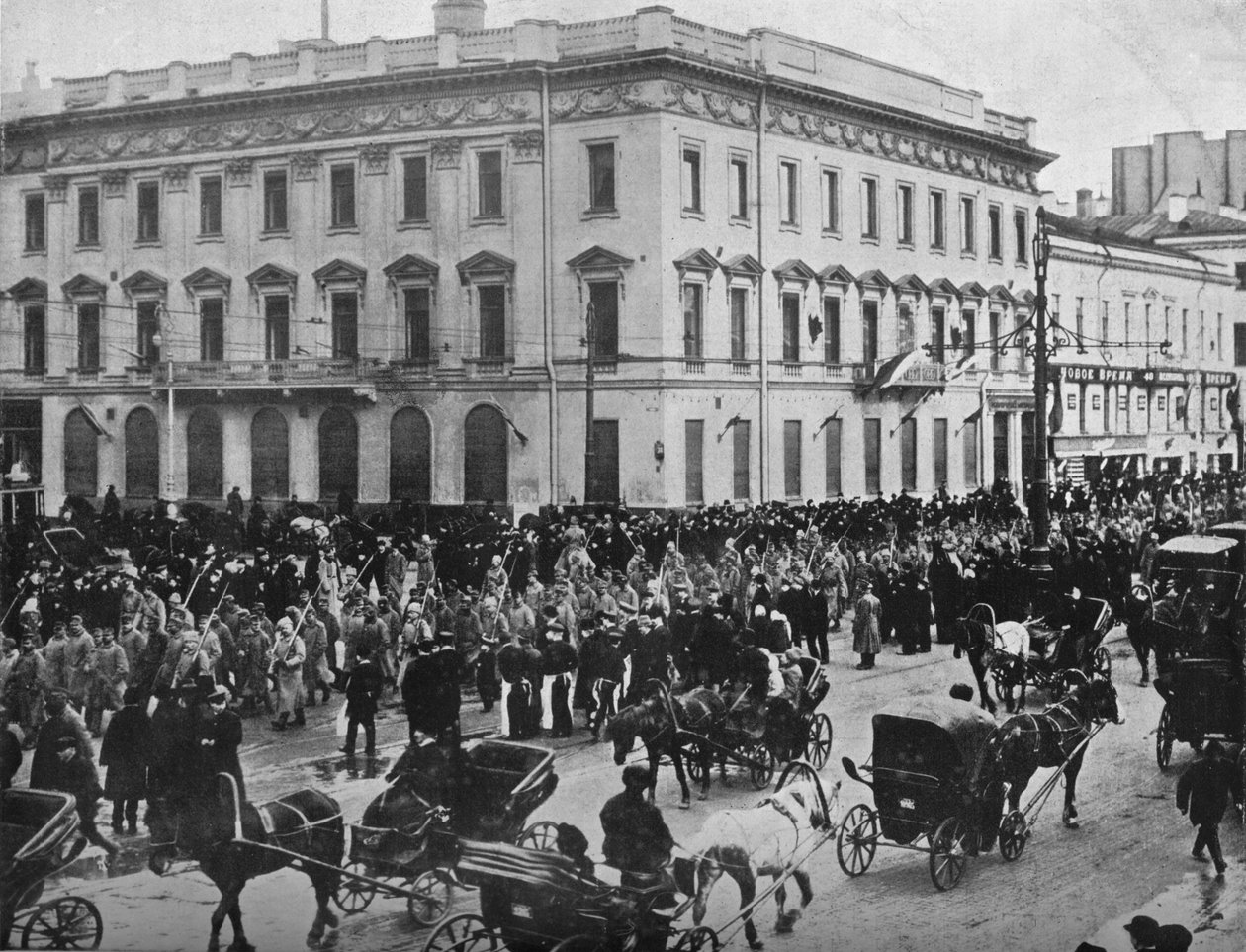 Alman ve Avusturyalı mahkumlar Petrograd sokaklarında yürüyor, 1915 by Unbekannt