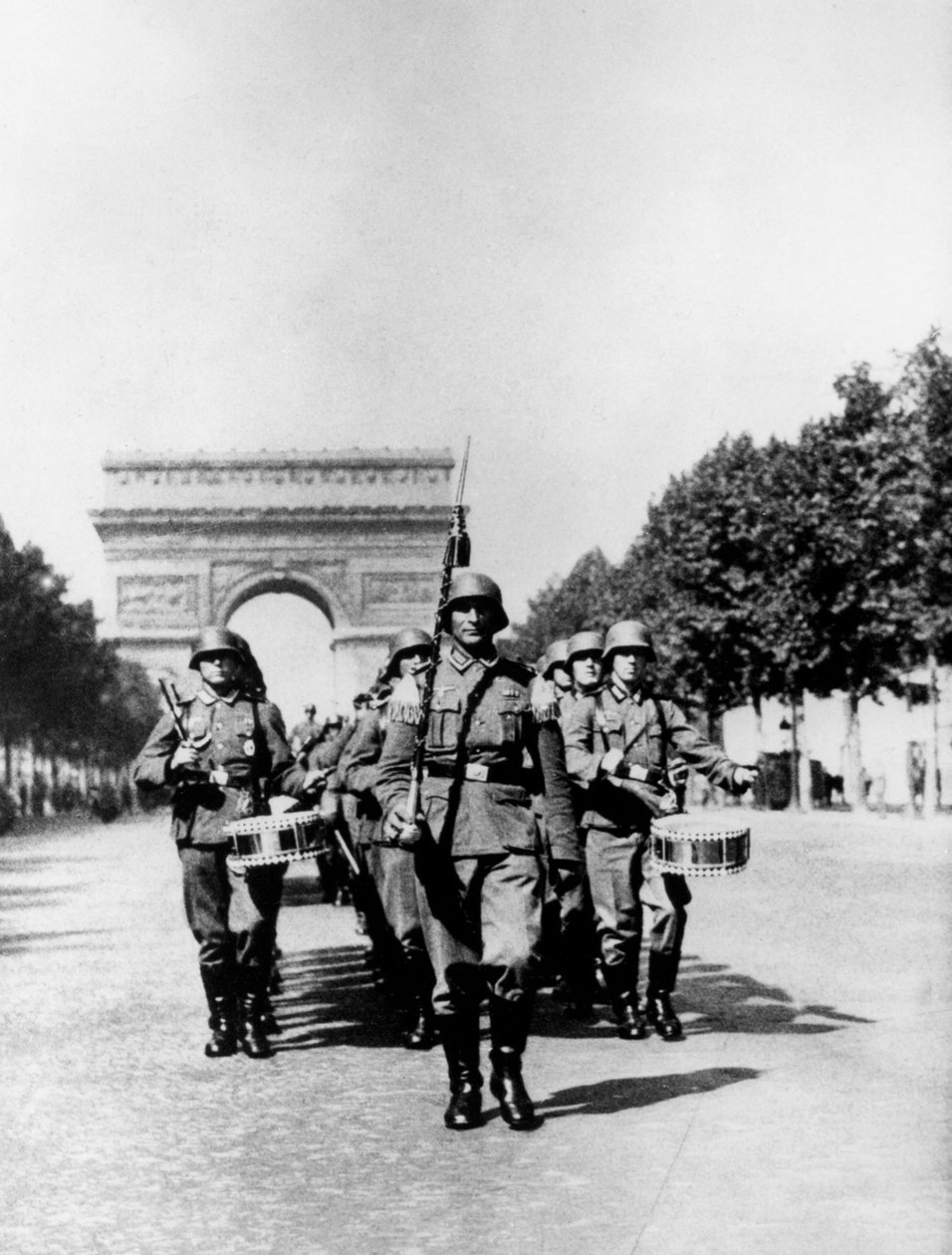 İşgal sırasında Champs Elysees boyunca Alman askeri geçit töreni, Paris, 1940-1944 by Unbekannt