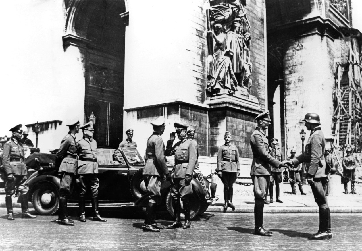 Zafer geçit töreni sırasında Arc de Triomphe