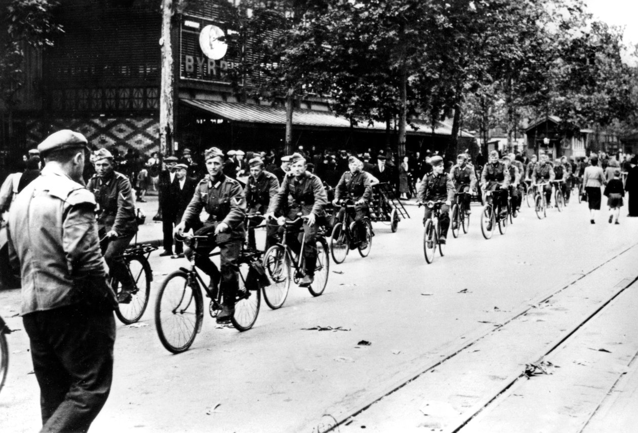 Alman askeri Paris sokaklarında bisiklete biniyor, Haziran 1940 by Unbekannt