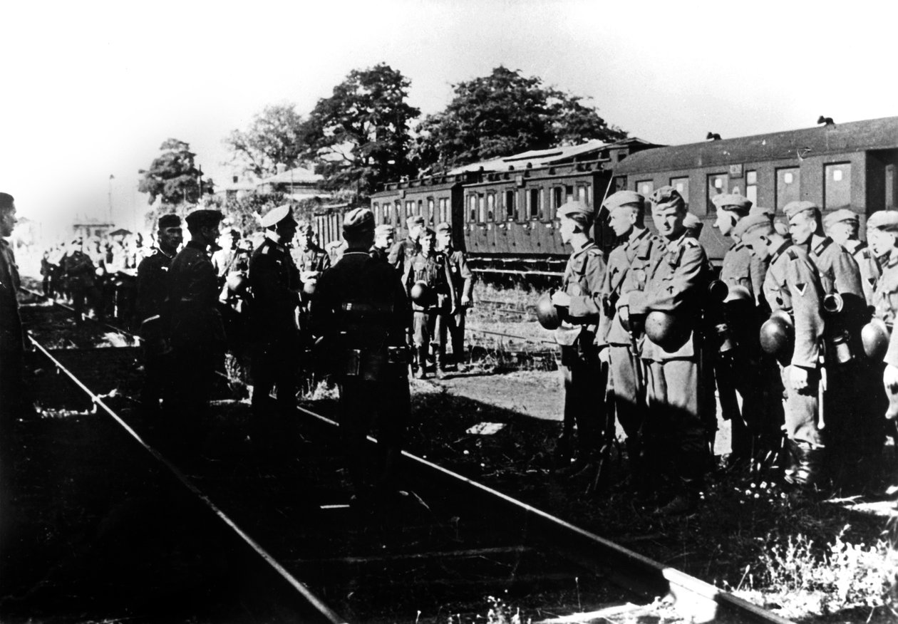 Paris banliyölerinde bir tren istasyonunda ulaşımı bekleyen Alman askerleri, Ağustos 1940 by Unbekannt