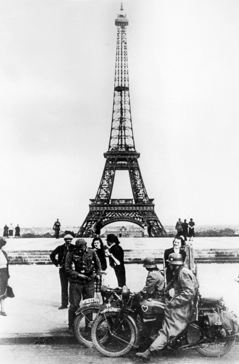 Eyfel Kulesi önünde Alman askerleri, Paris, 1940 by Unbekannt