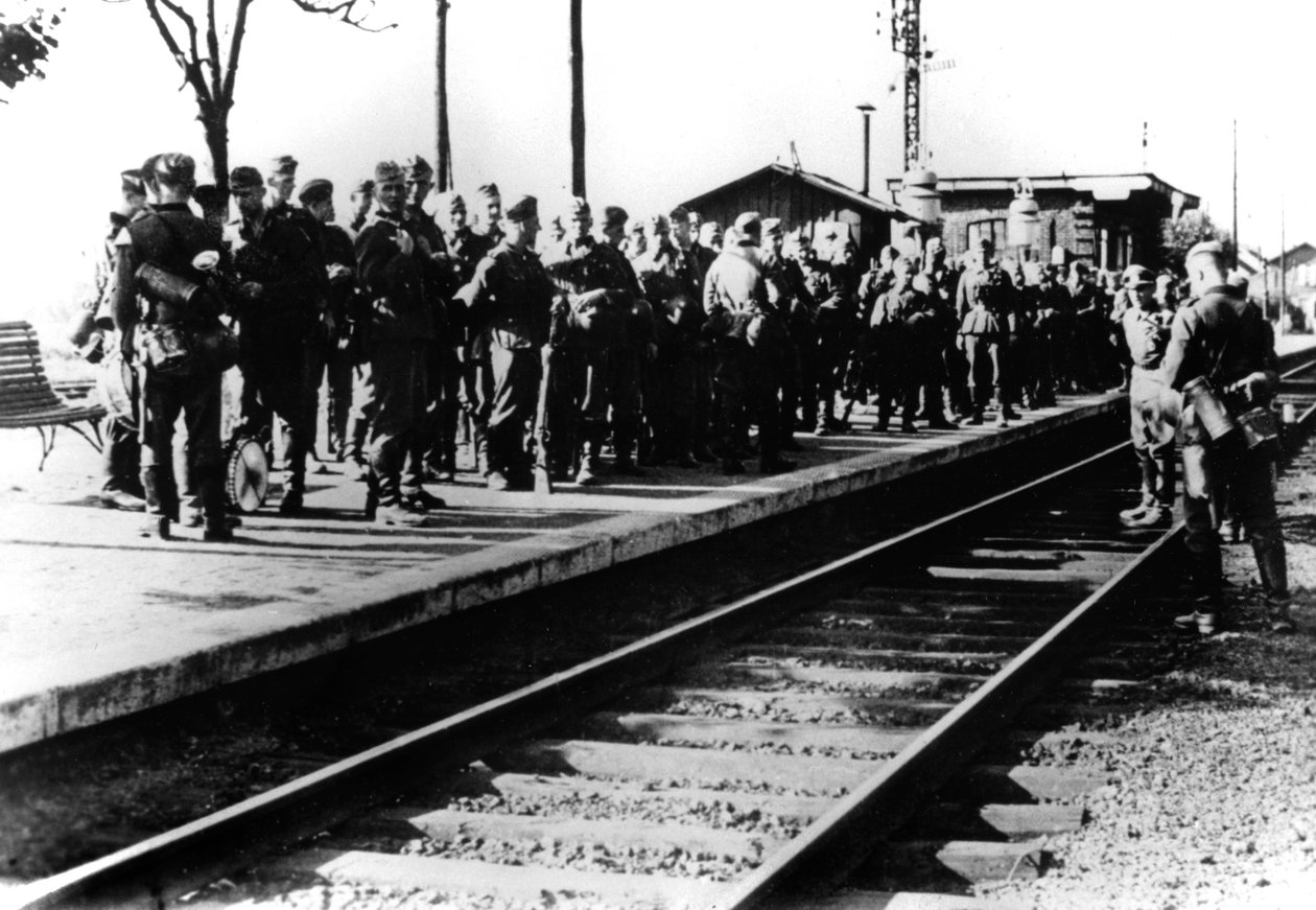 Alman askerleri bir demiryolu platformunda taşınmayı bekliyor, Paris, Ağustos 1940 by Unbekannt