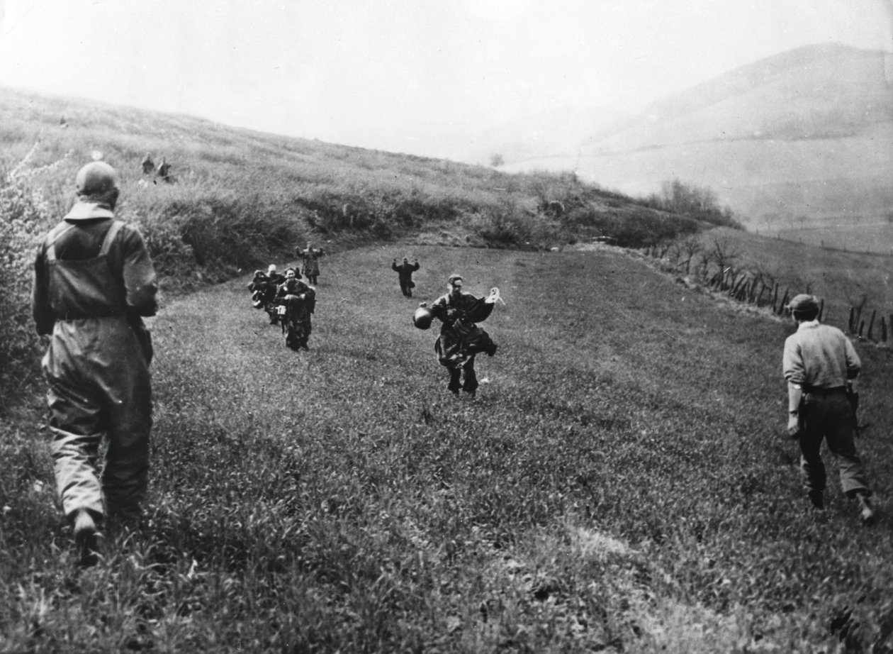 Alman birlikleri, Nisan 1945, Elsborn, Almanya yakınlarındaki 1. Amerikan Ordusu askerlerine teslim oluyor. by Unbekannt