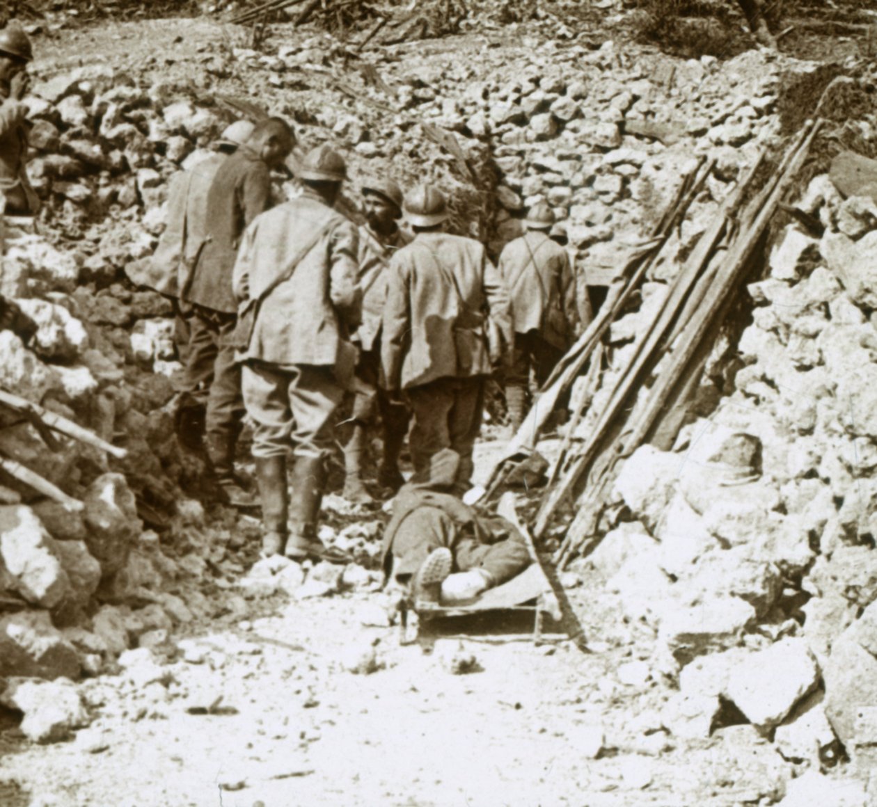 Alman yaralı, Thiaumont, Verdun, kuzey Fransa, c1914-c1918 by Unbekannt