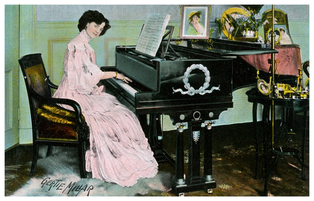 Gertie Millar, İngiliz aktris ve şarkıcı, piyano çalıyor, c1890-1909 by Unbekannt
