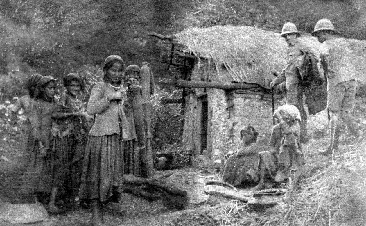 Kızlar ve İngiliz askerleri, Chakrata tepeleri, Hindistan, 1917 by Unbekannt