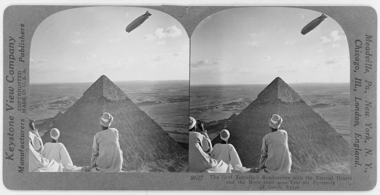 Giza piramitlerinin üzerinde Graf Zeppelin, 1930 dolayları (stereograf) by Unbekannt