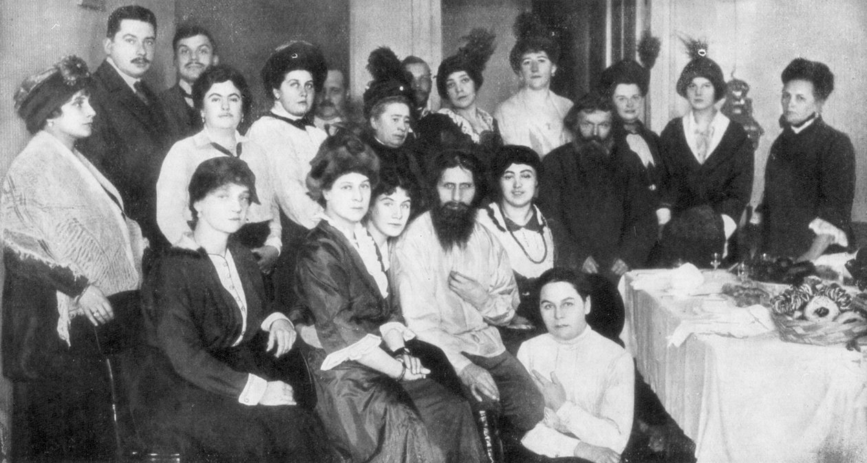 Grigori Rasputin ve bir grup kadın, 1917 by Unbekannt