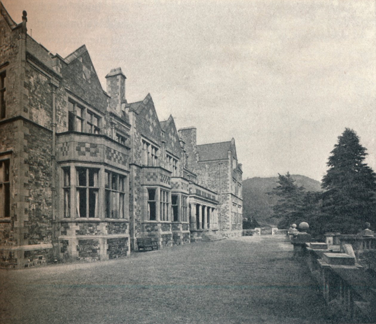 Grizedale Hall, Lancashire: Güney Cephesi ve Teras, c1911. by Unbekannt