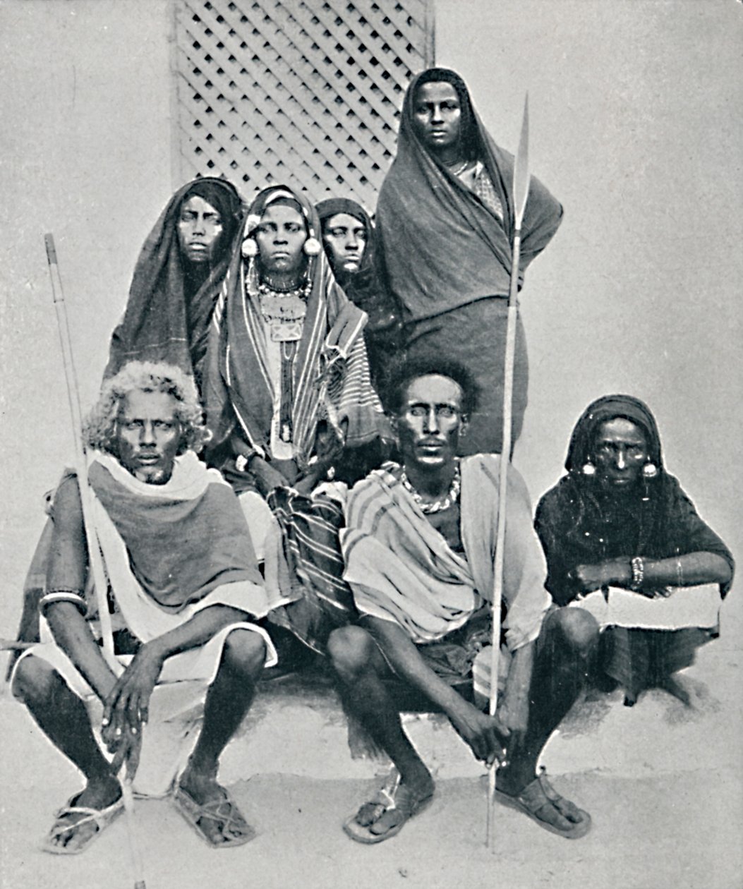 İtalyan limanından bir grup Danakil erkek ve kadın, Assab Bay, Eritre, 1912 by Unbekannt