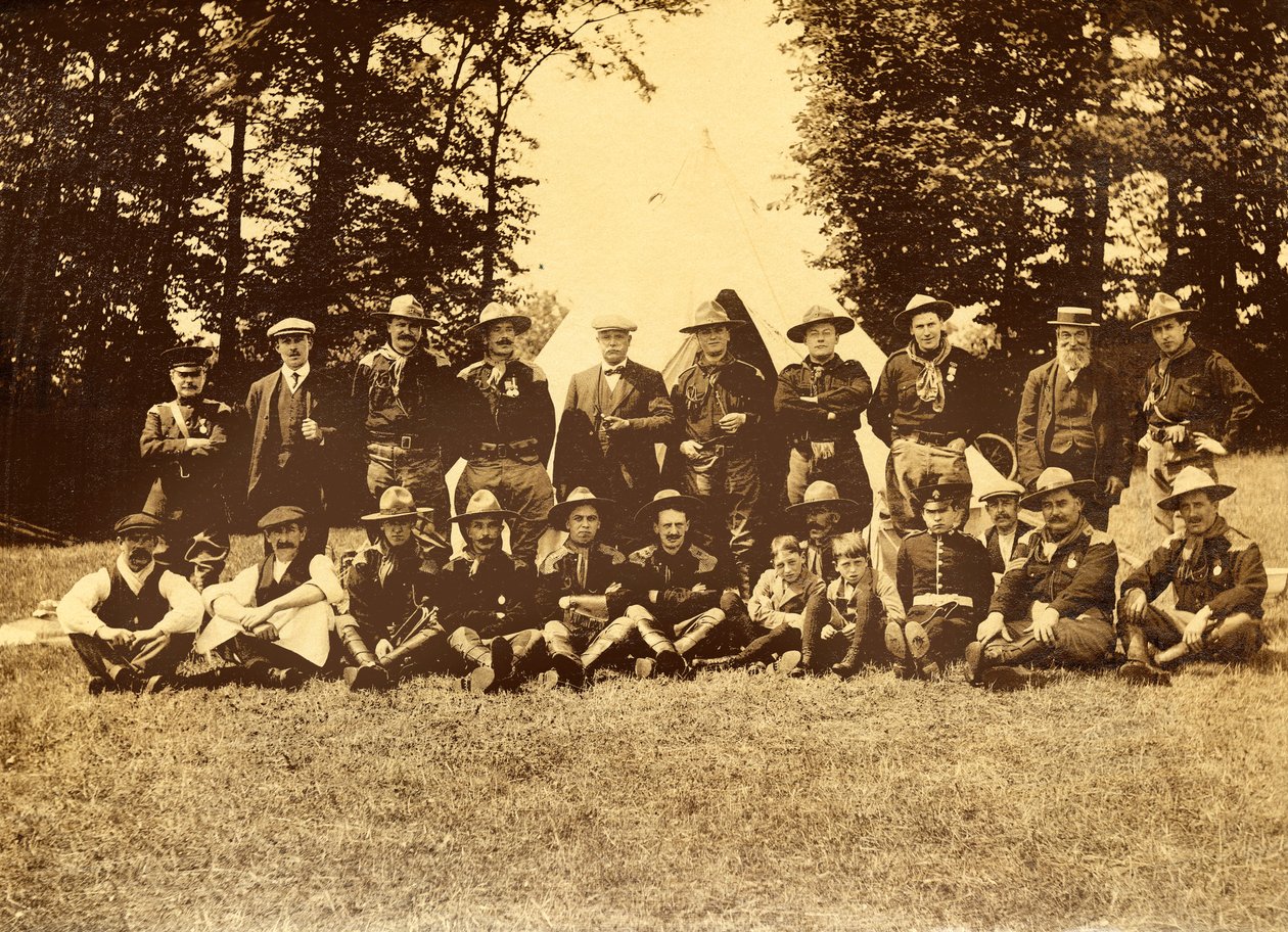 Bir tipin önünde üniformalı bir grup erkek, Buckinghamshire, 1913. by Unbekannt