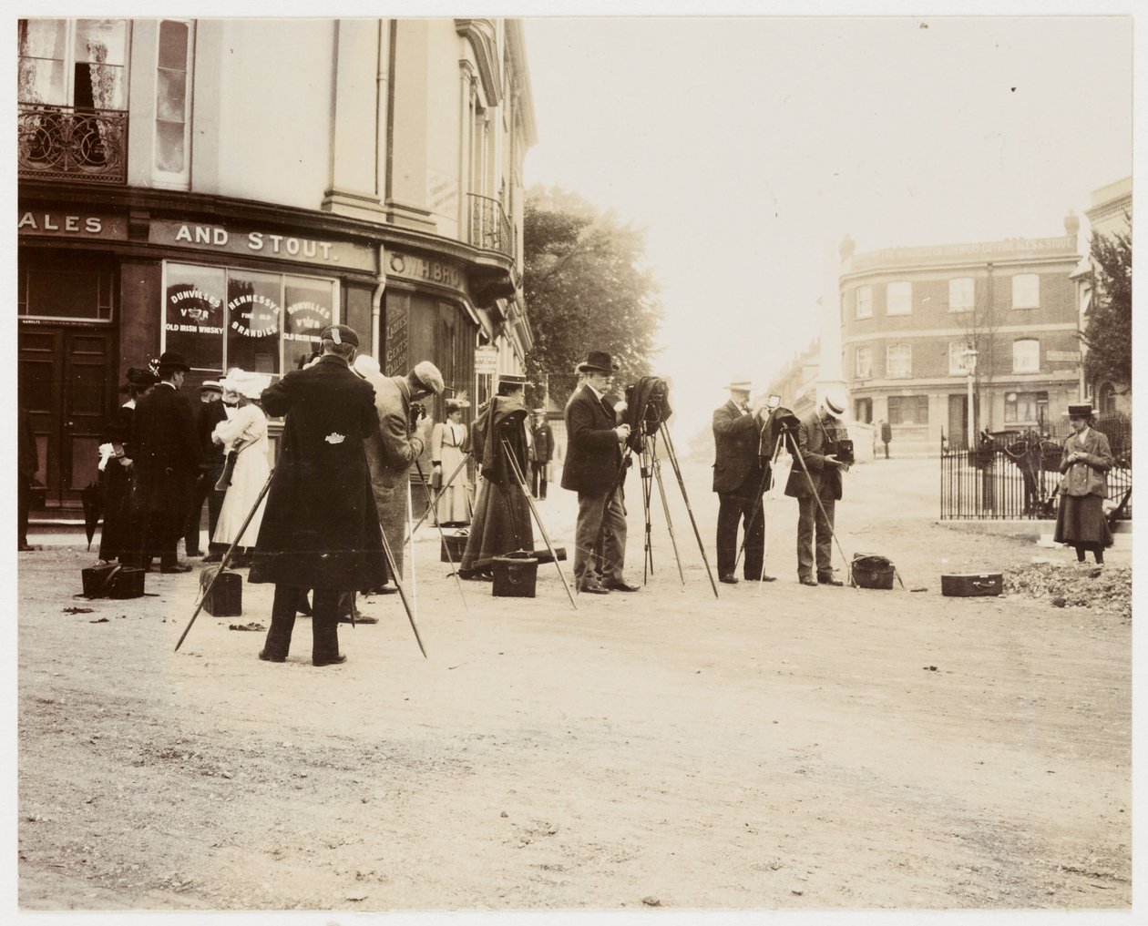 "Sokakta fotoğraf çeken fotoğrafçılar grubu" by Unbekannt