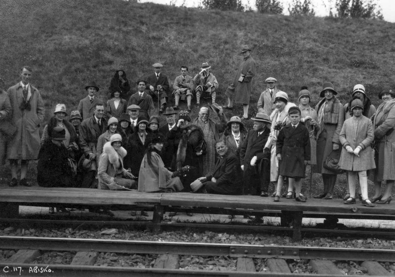 Bir demiryolu platformundaki turist grubu, Abisko, kuzey İsveç, 1929 by Unbekannt