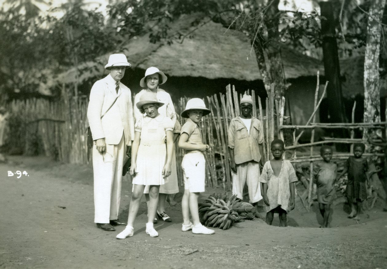 Avrupalılar ve yerlilerin grup portresi, Sierra Leone, 20. yüzyıl by Unbekannt