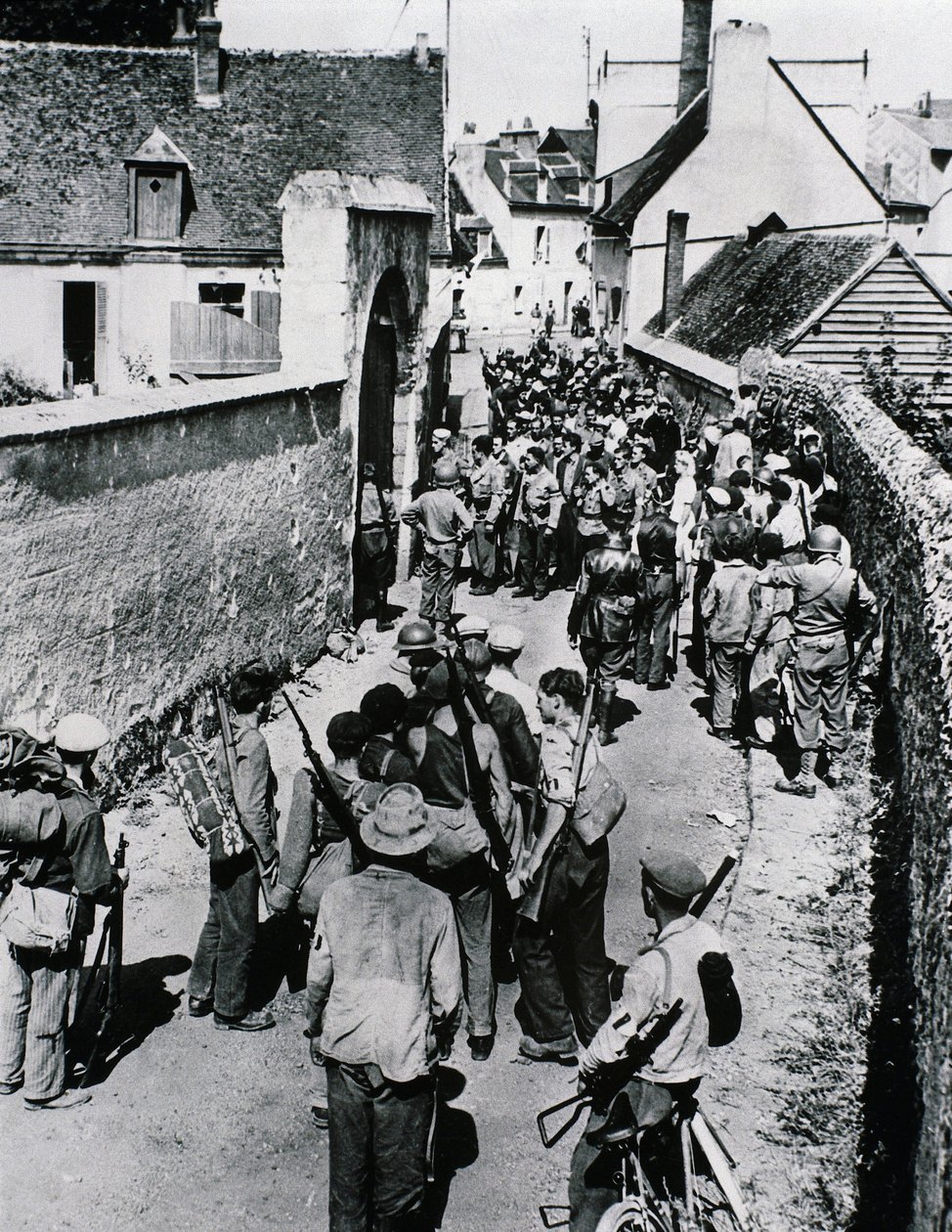 Fransız Direniş savaşçılarından oluşan gruplar bir evde silah dağıtımını bekliyor, Temmuz 1944 (s/b fotoğraf) by Unbekannt