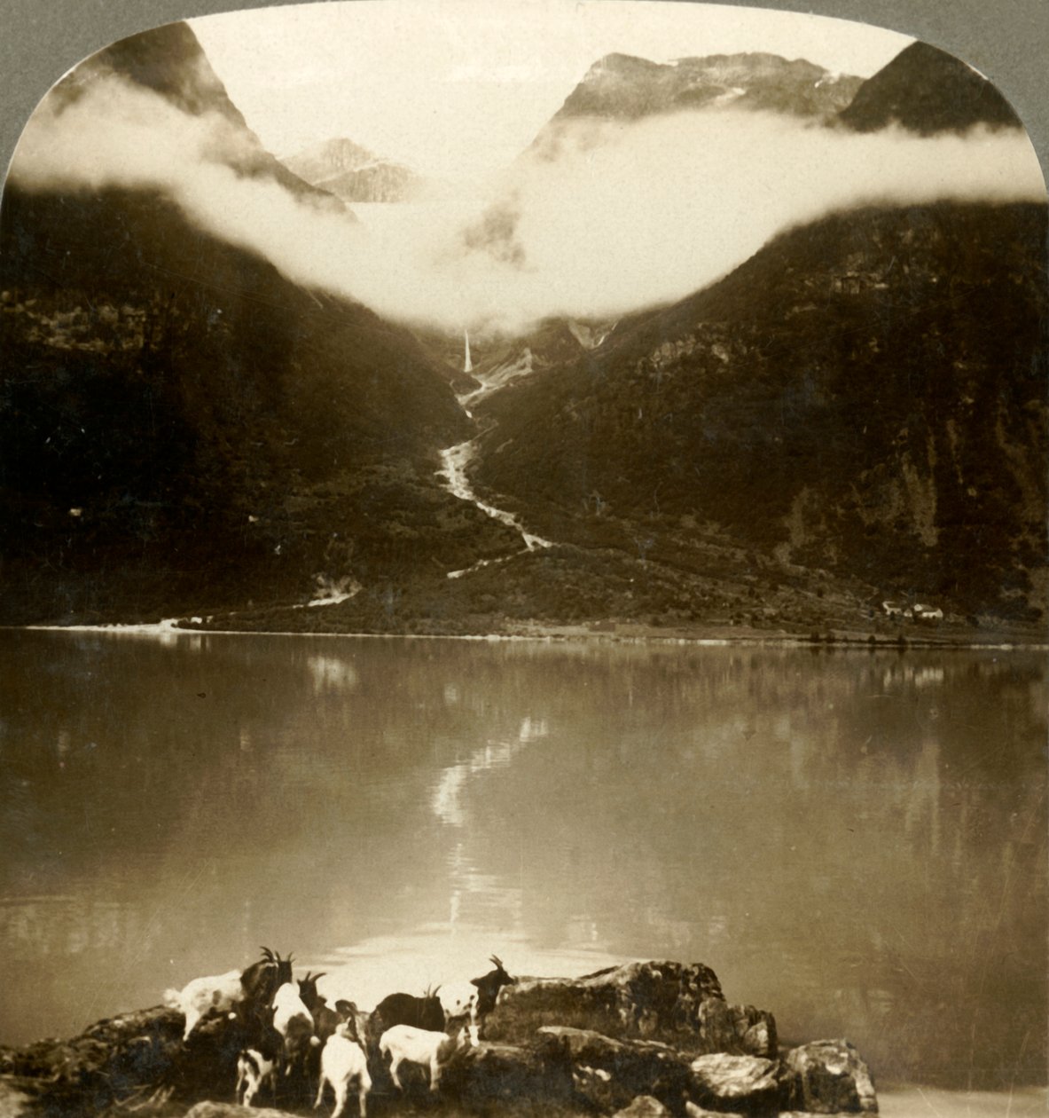 Grytereids buzulları, sakin Olden Gölü boyunca sürüklenen bulutların üzerinde parlıyor, Norveç, c1905. by Unbekannt