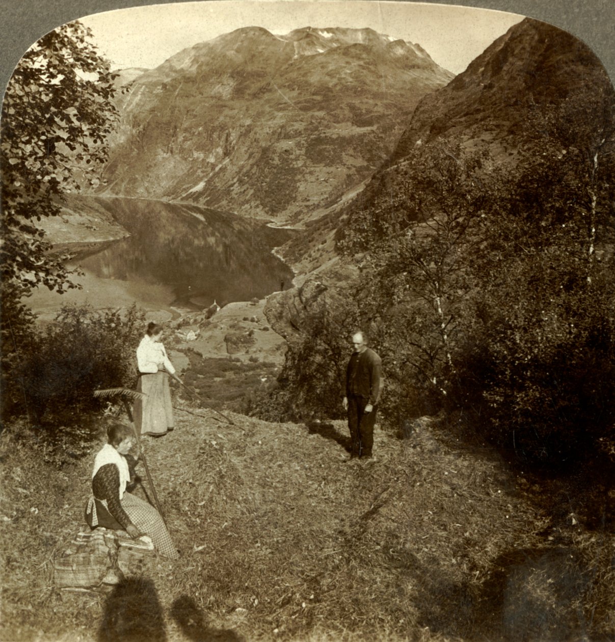 Marok köyünün yukarısındaki dağ rafında saman ve ayna netliğinde Geirangerfjord, Norveç, c1905 by Unbekannt