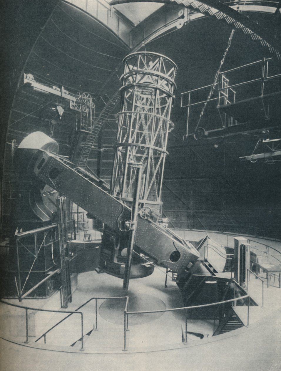 Çelik ve Betonla Korunmuş Yuvarlak, 100 İnç Reflektör, c1935 by Unbekannt