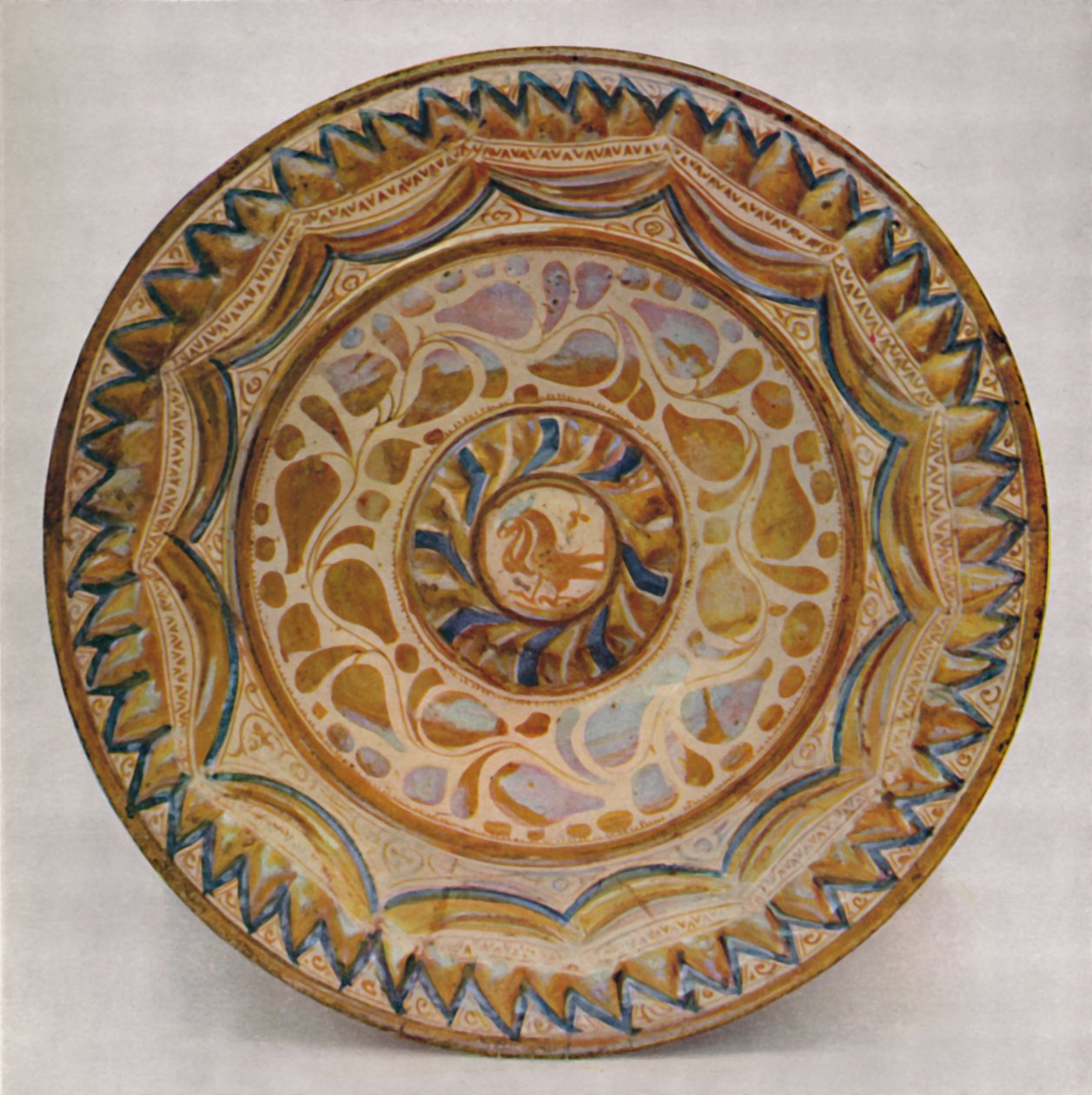 Mavi Balık Pul Bordürlü Hispano-Moresque Parlaklık Tabağı. 15. Yüzyıl, 1928 by Unbekannt