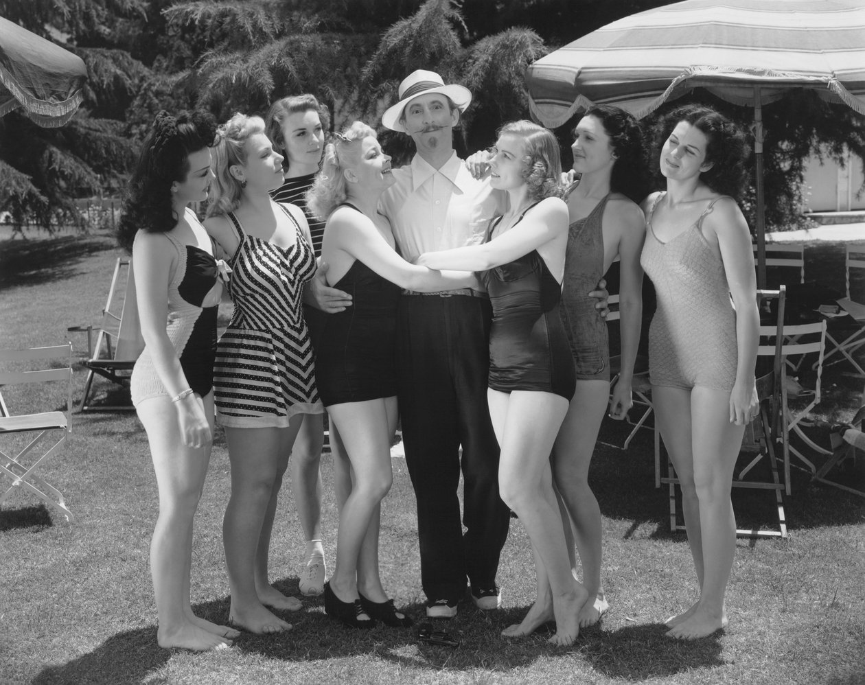Hollywood, California: c.1935 Mayo giymiş yedi genç kadın, bekar bir adamın ilgisini çekmek için yarışıyor. (s/b fotoğraf) by Unbekannt