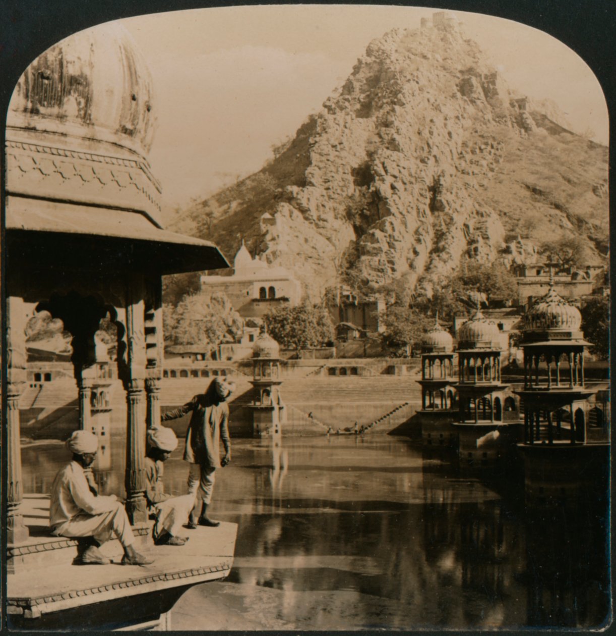 Saraylar ve mabetlerle çevrili Kutsal Alwar Tankı, olağanüstü güzellikte bir sahne, Hindistan, 1907 by Unbekannt